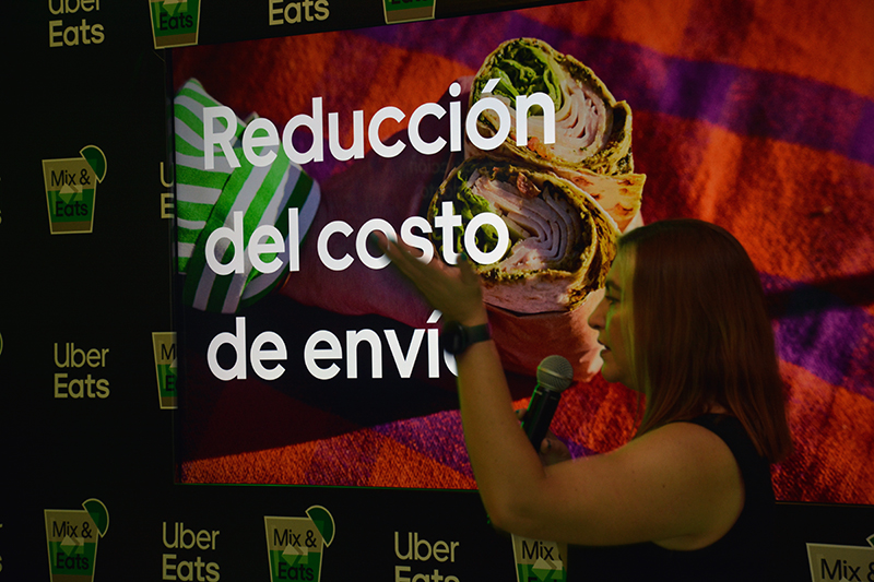 Carolina Coto, gerente de comunicaciones de Uber para Centroamérica y El Caribe, visitó El Salvador para anunciar las novedades que están vigentes en el país, entre ellas la reducción en los costos de envío para Uber Eats.